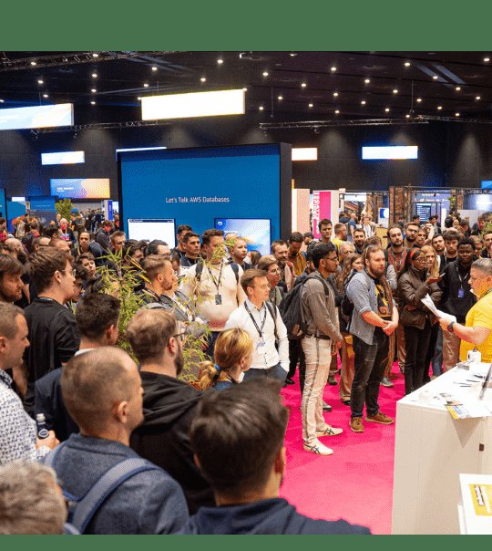Hala expo AWS Summit Poland w Katowicach, goście przy stoisku